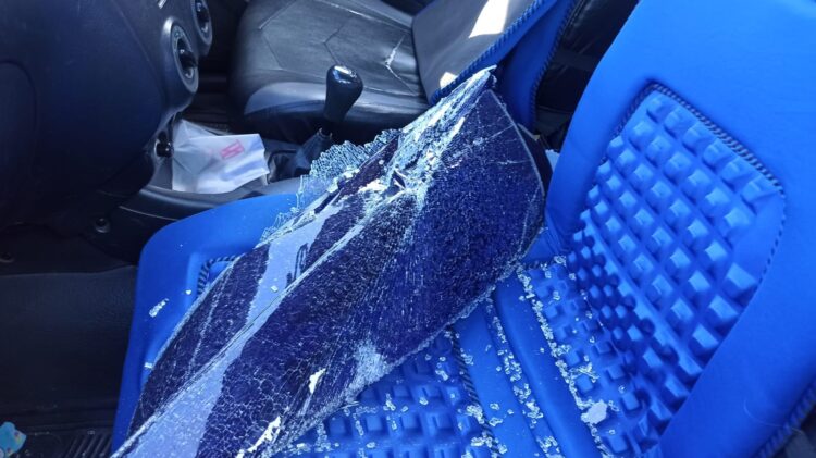 PECAH KACA— Kaca mobil seorang ASN Kabupaten Lima Puluh dipecah, tas yang berisi sejumlah barang berharga, surat penting, serta uang jutaan rupiah raib digondol maling.