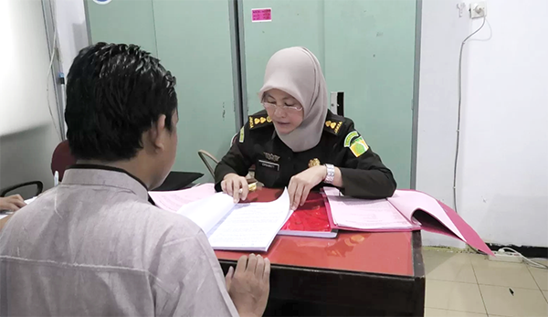 PENYERAHAN BERKAS— Pihak dari Polresta Padang saat menyerahkan berkas kasus guru ngaji cabul kepada Kejari Padang, Senin (27/5).