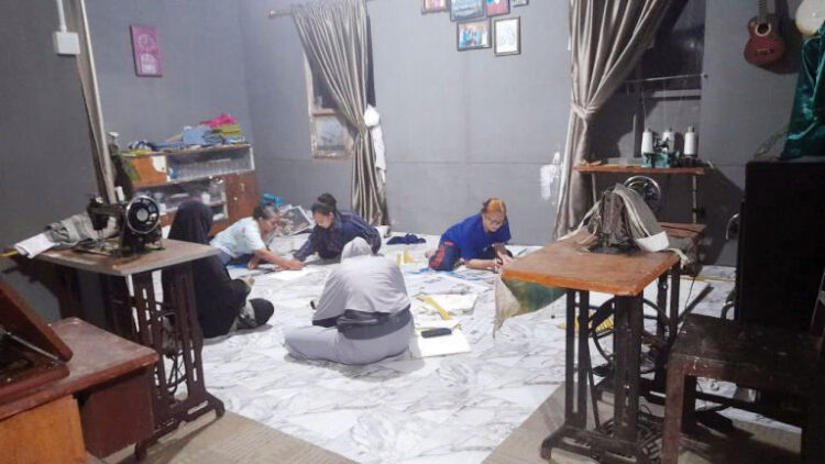 Kaum Ibu di Matur Dilatih Keterampilan Menjahit 1 KETERAMPILAN MENJAHIT— Belasan ibu-ibu di Kecamatan Matur mendapatkan pelatihan keterampilan menjahit. Pelatihan ini diinisiasi oleh Forum Anak Nagari Matua (FANM) bersama Badan Koordinasi Matua Saiyo (BKMS).