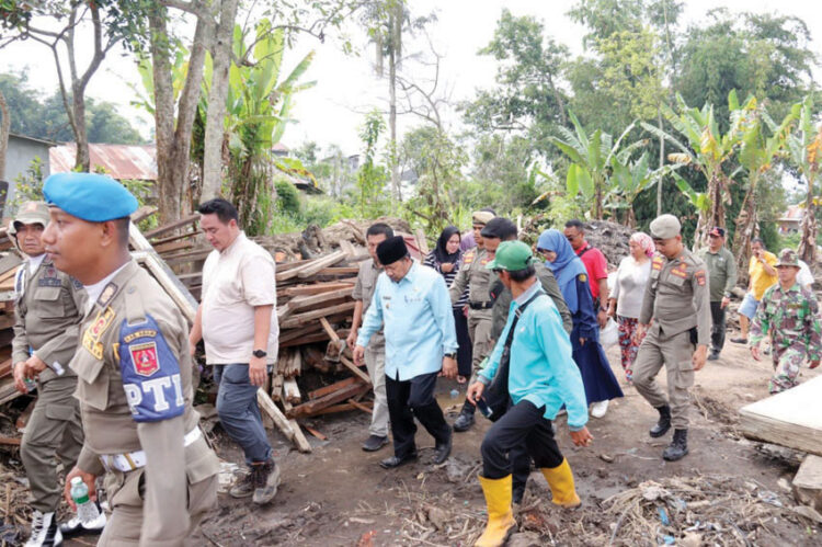 BERKUNJUNG— Bupati Agam Andri Warman saat 
mendampingi Mentan RI Andi Amran Sulaiman mengunjungi kawasan terdampak banjir lahar dingin di Nagari Bukik 
Batabuah, Sabtu (18/5).