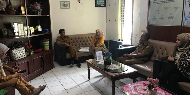 Kabid dan Staf DLH Lakukan Koordinasi, Pengusulan Calon Lokasi Proklim 1 KOORDINASI—Kepala Bidang Pengendalian Pencemaran dan Kerusakan Lingkungan, Fajar Surya Kusuma, bersama staf dari DLH saat melakukan koordinasi.