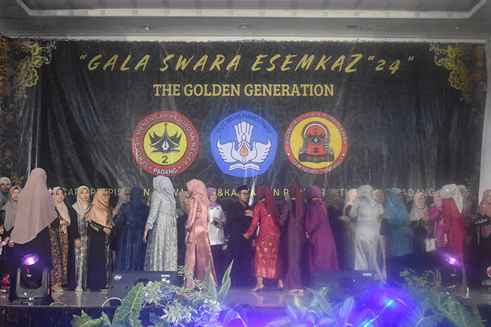 SMKN 2 Padang Lepas 488 Siswa dari 6 Jurusan, Sahfalefi: Sekolah ini Pencetak Pengusaha 1 PERPISAHAN— Kepala SMKN 2 Padang Sahfalefi didampingi guru- guru dan ucapan selamat kepada siswa dan siswi yang mau tamat di SMKN 2 Padang di acara perpisahan kelas XII. Sebanyak 488 siswa tamat d tahun 2024 ini.