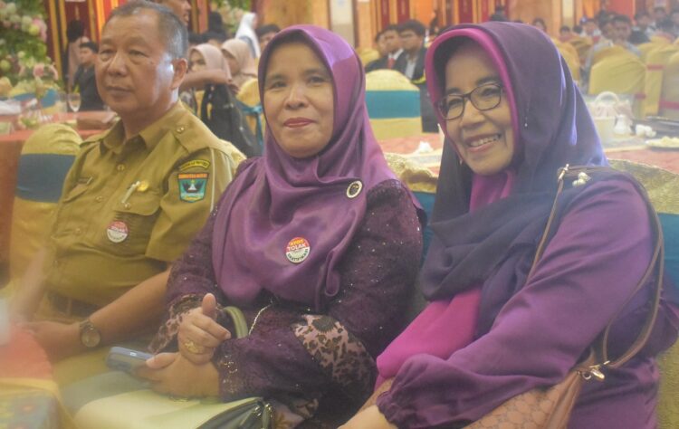 SMAN 6 Padang Gelar Farewell Party SMANSIX’S 24 1 PERPISAHAN SEKOLAH—Kepala SMA Negeri 6 Padang Haryanti, bersama mantan Kepala SMAN 6 Risdaneti, saat menghadiri acara perpisahan sekolah.