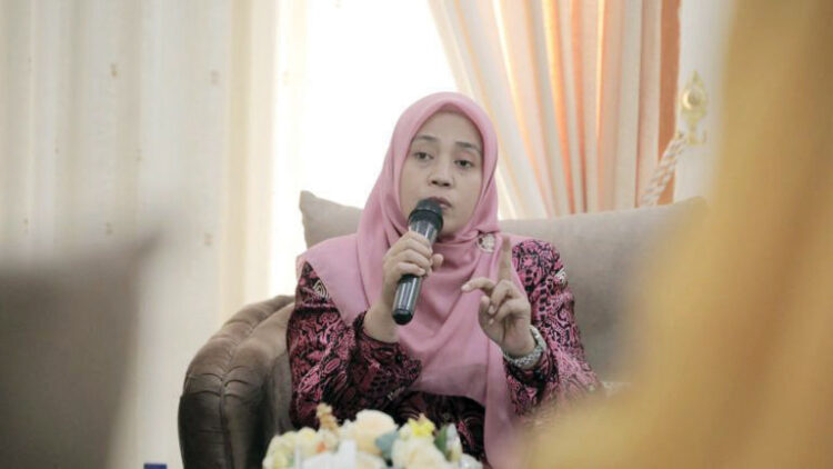 RAPAT PERSIAPAN— Ketua BKMT Kabupaten Agam, Ny Yenni Andri Warman, gelar rapat persiapan Jambore BKMT yang ke-3 se-Kabupaten Agam, di Mess Pemda Belakang Balok, Kamis (23/5).