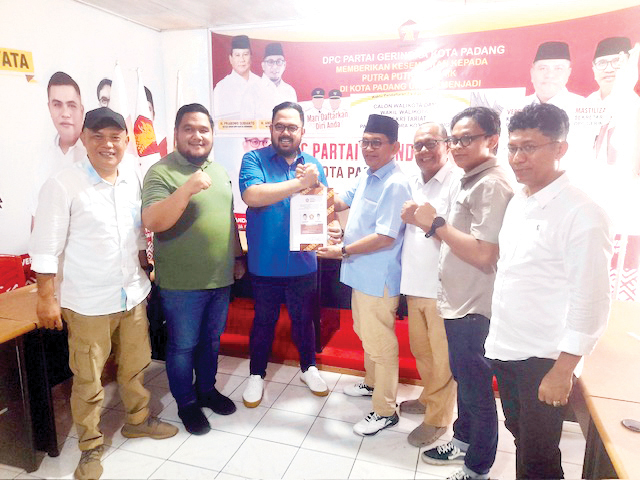 Bacalon Wali Kota Padang, Fadly Amran Mendaftar ke Partai Gerindra 1 DAFTAR BACALON WALIKOTA— Fadly Amran yang diwakili oleh Irvan Amran dan Ihsan Fausta Alinia disambut oleh Sekretaris DPC Partai Gerindra Kota Padang Mastilizal Aye, Sekretaris Tim Penjaringan Eko Muhardi, serta Alfis Primatra dan Sepri Yance, ambil formulir sebagai bakal calon Walikota Padang, ke Kantor DPC Gerindra Padang, Jalan Wahidin no 15, Kecamatan Padang Timur.