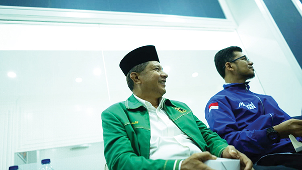 BERI DUKUNGAN— Kenakan baju seragam PPP berwarna hujau, Ketua DPW PPP periode 2013-2018, Yulfadri, mendampingi Epyardi Asda ketika mendaftar sebagai bakal calon Gubernur Sumbar ke Nasdem dan Demokrat Sumbar pada Sabtu (4/5) yang lalu.