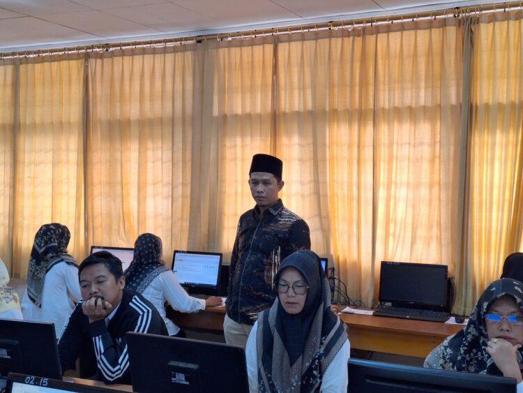 195 Calon PPS Kota Payakumbuh Ikuti Tes CAT 1 UJIAN CAT—Ketua KPU Kota Payakumbuh Wizri Yasir saat memantau ujian CAT PPS