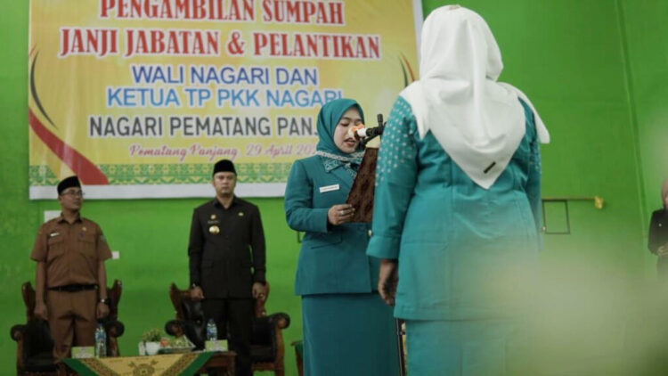 PAW Ketua TP PKK Nagari Pematang Panjang Resmi Dilantik 1 SUMPAH JABATAN—Ketua TP-PKK Kabupaten Sijunjung Ny. Nedia Fitri Benny Dwifa sambil sumpah dan melantik Pengganti Antar Waktu (PAW) Ketua TP-PKK Nagari Pematang Panjang priode 2019-2025.