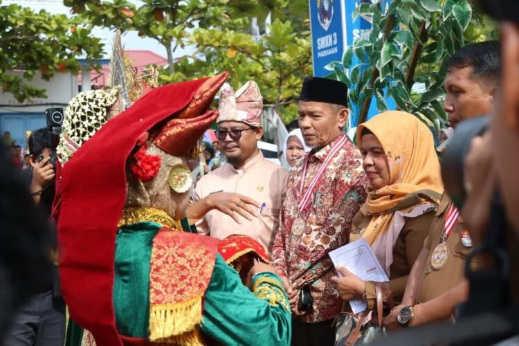 Konsisten Majukan Dunia Pendidikan, Ukir Prestasi dan Harumkan Nama Sekolah 1 ACARA WISUDA— Staf Ahli Walikota Pariaman bidang SDM dan Kemasyarakatan, Hertati Taher menghadiri wisuda taruna/taruni SMKN 3 Pariaman.