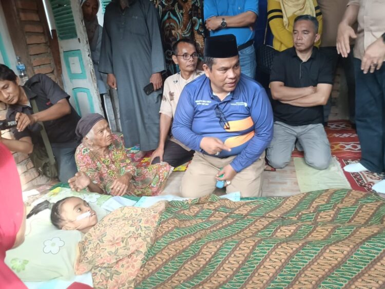 BAWA—Bupati Padang
pariaman Suhatri Bur saat  akan membawa korban ke RSUD untuk tindakan medis.