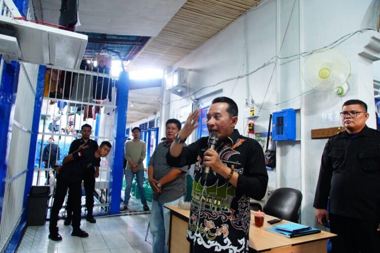 KUNJUNGI LAPAS— Bupati Tanah Datar Eka Putra memberikan arahan pada penghuni Lapas Kelas II B Batusangkar, saat kunjungan kerjanya.