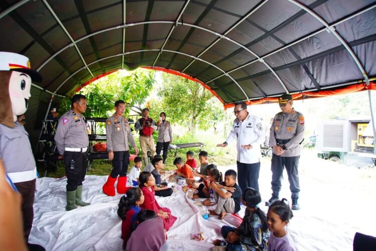 HIBUR ANAK-ANAK—Bupati Eka Putra bersama Kapolres Tanahdatar Kapolres AKBP Derry Indra hibur anak ditenda pengungsian.