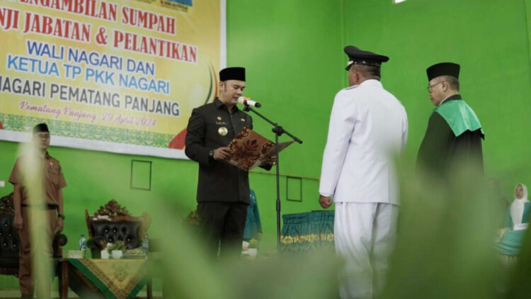 Lantik PAW Wali Nagari Pematang Panjang, Benny: Cari Inovasi Guna Meningkatkan Kesejahteraan Masyarakat 1 PELANTIKAN WALNAG— Bupati Sijunjung Benny Dwifa Yuswir saat melantik sekaligus pimpin serah terima jabatan Pengganti Antar Waktu (PAW) Wali Nagari
Pematang Panjang priode 2019-2025. Pelantikan itu digelar di Hall Nagari.