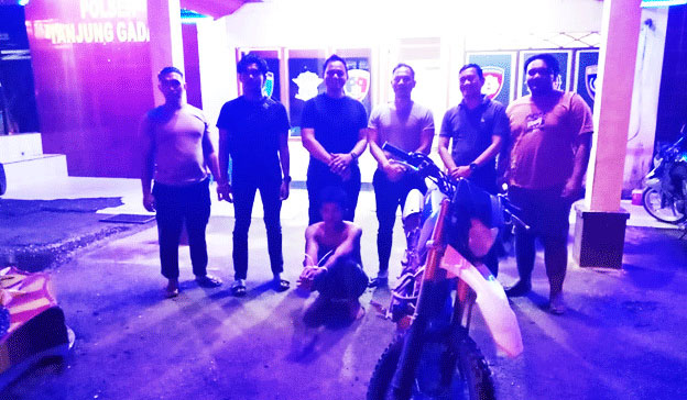 Modus Jemput Barang, Pemuda Pengangguran Nekat Larikan Motor Pinjaman 1 LARIKAN MOTOR— Pelaku AJ (26) ditangkap jajaran Satreskrim Polres Dharmasraya gegara nekat membawa kabur sepeda motor yang dipinjamnya.