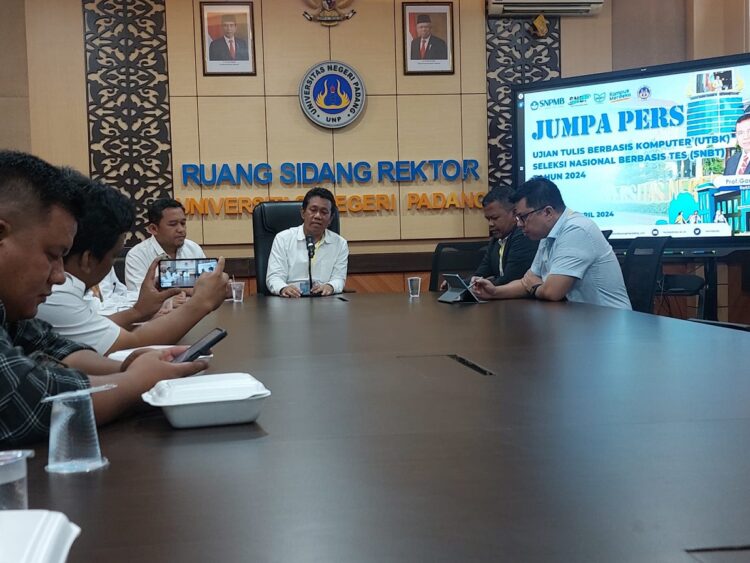 KETERANGAN PERS— Sekretaris UNP,  DR Erianjoni, S.Sos, M.Si didampingi Ketua Pelaksana UTBK-SNBT diwakili oleh Direktur Akademik UNP Prof. Dr. Ir. Remon Lapisa, S.T, M.T, M.Sc dan Koordinator UTBK, DR Asrul Huda, S.Kom, M.Kom memberikan keterangan pers terkain penerimaan calon mahasiswa baru, Selasa (30/4).