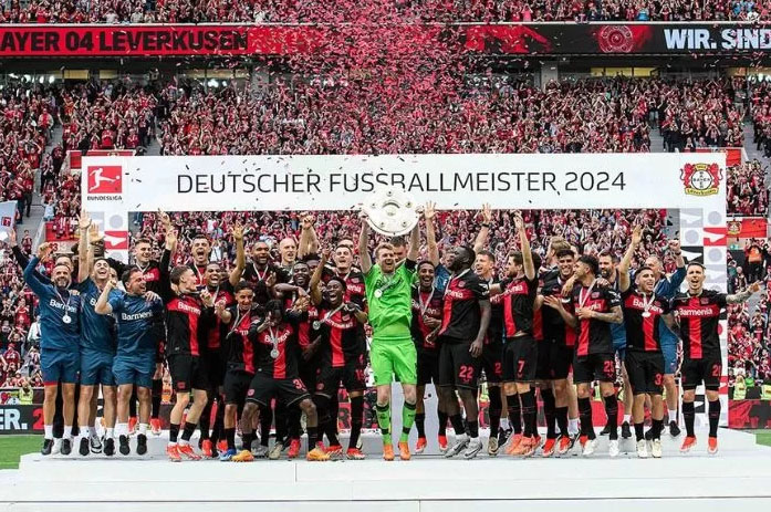 Kalahkan Augsburg di Pekan Terakhir, Die Werkself Akhiri Musim dengan Status The Invincibles 1 THE INVINCIBLES— Bayer Leverkusen menasbihkan diri mereka sebagai tim The Invincibles pertama yang berhasil raih juara di Bundesliga.