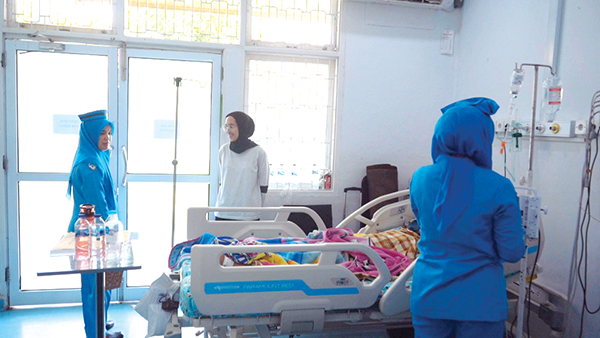 PERAWATAN— Petugas RSUP M Djamil tengah melakukan perawatan terhadap korban banjir bandang dan longsor yang terjadi akhir pekan yang lalu di sejumlah wilayah di Sumbar.