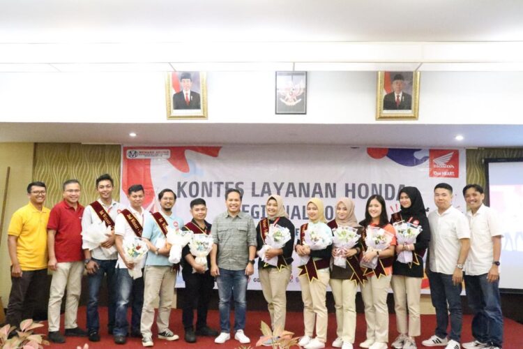 KONTES LAYANAN-General Manager PT Menara Agung, Rikardus Tanumihardja bersama para pemenang Kontes Layanan Honda Nasional 2024.