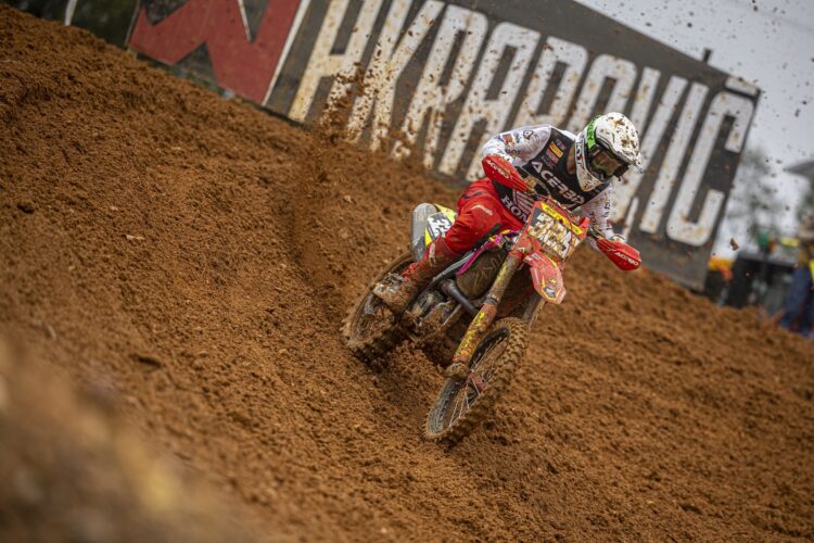 CROSSER ANDALAN— Crosser andalan PT AHM, Delvintor Alfarizi menunjukkan aksi impresifnya pada ajang FIM MXGP dengan menunggangi CRF250R.