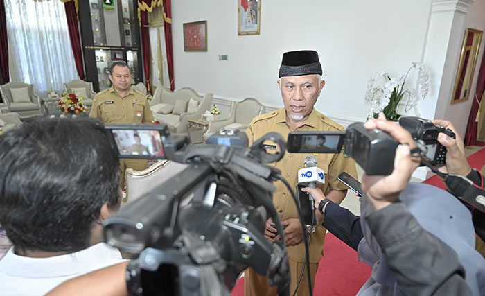 WAWANCARA— Gubernur Sumbar Mahyeldi Ansharullah saat diwawancarai wartawan terkait perkembangan bencana banjir bandang.