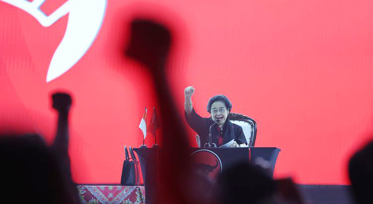 Megawati: Saya Sekarang Provokator demi Kebenaran dan Keadilan 1 RAKERNAS— Ketua Umum PDI-P, Megawati Soekarnoputri, berpidato di hadapan ribuan kader dan simpatisan dalam Rapat Kerja Nasional (Rakernas) V PDI-P.