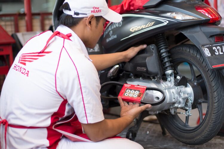 Menara Agung Beberkan Ciri-Ciri V-Belt Motor Bermasalah, Ketahui Waktu Penggantiannya 1 PENGGANTIAN-Mekanik Honda melakukan penggantian v-belt pada sepeda motor milik konsumen.