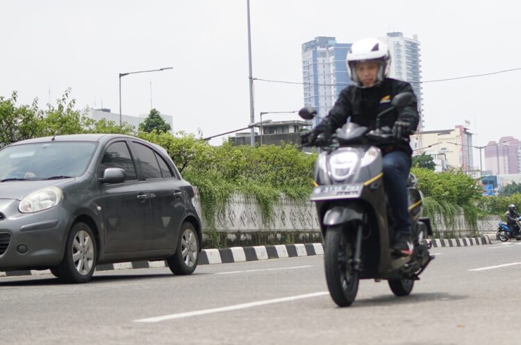 Menara Agung Bagikan Tips Jitu Hindari Begal saat Berkendara Motor 1 SAFETY-Pengendara sepeda motor yang helm, jaket dan sarung tangan agar terhindar dari pukulan benda tumpul atau serangan benda tajam yang mengarah ke kepala.
ist