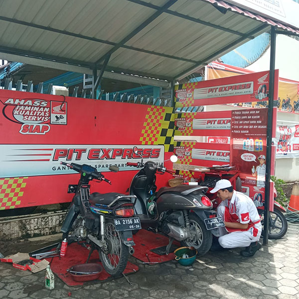 Layanan Pit Express PT Menara Agung, Service Motor Honda lebih Cepat tanpa Antre 1 PIT EXPRESS-Mekanik PT Menara Agung melakukan perawatan sepeda motor Honda milik konsumen yang memanfaatkan layanan Pit Express.