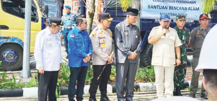 Turun Tangan Bantu Korban Bencana Sumbar, Menhan RI Salurkan Ribuan Paket Sembako dan Obat-Obatan 1 PENYERAHAN BANTUAN— Menteri Pertahanan RI Prabowo Subianto menyerahkan bantuan bencana alam yang terjadi di Sumbar secara simbolis kepada kepala daerah di Gedung VVIV Bandara Internasional Minangkabau (BIM), Kamis (16/5).