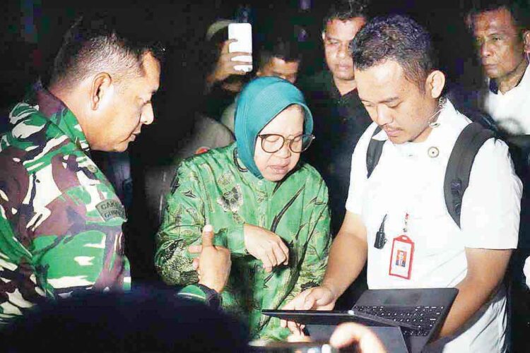 KUNJUNGI POS PENGUNGSIAN— Menteri Sosial Tri Rismaharini mengunjungi posko pengungsian korban banjir lahar dingin di Kabupaten Agam, 
Rabu (15/5) malam.