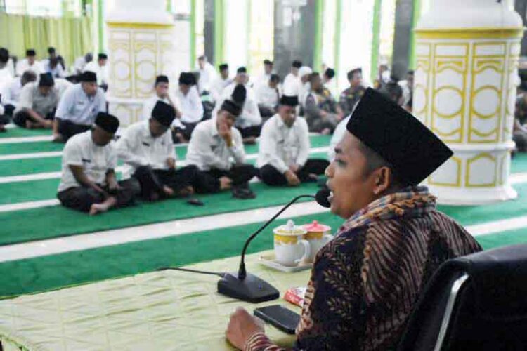 WIRID MINGGUAN— Mubaligh Sumatera Barat, Ustaz Hendri, SHI, MSi, memberikan cara-cara praktis bagi umat Islam dalam mencegah godaan setan yang menghambat beribadah ke masjid, dalam wirid mingguan Korpri Agam pada Jumat (3/5) di Masjid Nurul Falah.