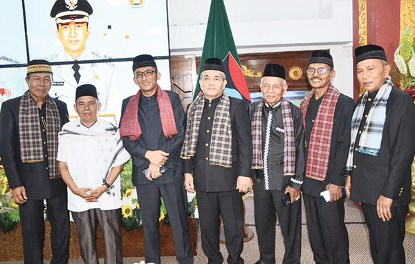 Mulok Keminangkabauan di Padang Diapresiasi Ninik Mamak dan Bundo Kanduang 1 SILATURAHMI— Ketua LKAAM Kota Padang Suardi Z. Datuak Garang, bersama sejumlah pengurus saat acara silaturahmi Wali Kota Padang Hendri Septa bersama para Ninik Mamak, Ketua KAN dan LKAAM serta Bundo Kanduang se-Kota Padang di Kediaman Resmi Wali Kota, Rabu (8/5) malam.