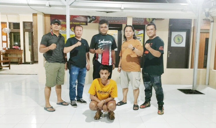 Bawa Ganja, Pria Residivis Ditangkap di Rumah Anaknya 1 PENGEDAR GANJA— Pelaku Rahmat Hidayat yang berstatus residivis ditangkap jajaran Polsek Padang Utara dengan barang bukti daun ganja kering.