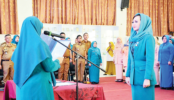 Vanny Andree Algamar Resmi Jabat Pj Ketua TP-PKK dan Dekranasda Padang 1 PELANTIKAN— Ketua TP-PKK Provinsi Sumbar Ny. Harneli Mahyeldi, melantik Ny. Vanny Andree Algamar sebagai Ketua TP-PKK Kota Padang, di Gedung Bagindo Aziz Chan, Balai Kota Padang, Selasa (28/5).