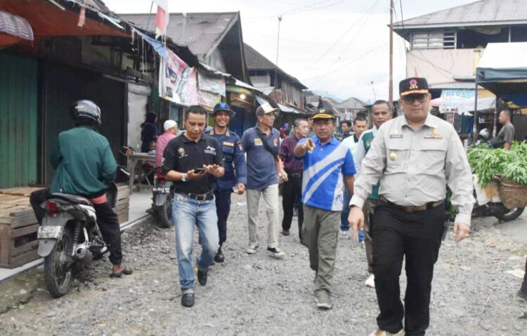 Jalan Samping Pasar Lubuk Buaya Segera Diperbaiki 1 PENINJAUAN— Pj Wali Kota Padang Andree Algamar bersama Kepala Dinas Perdagangan Syahendri Barkah, dan Kepala Dinas PUPR Tri Hadiyanto meninjau jalan di samping Pasar Lubuk Buaya, Sabtu (25/5).
