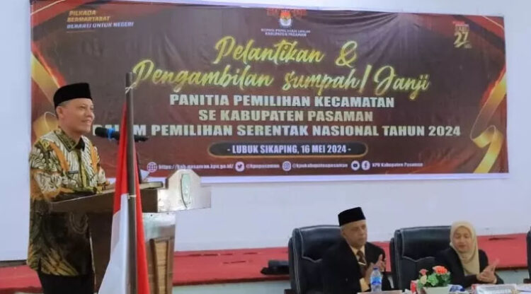 KPU Pasaman Lantik 60 Anggota PPK se- Kabupaten Pasaman 1 SAMBUTAN— Bupati Pasaman Sabar AS memberikan sambutan pada pelantikan dan pengambilan sumpah jabatan PPK se-Kabupaten Pasaman, Kamis (16/5).