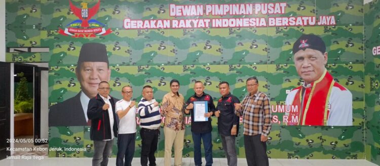 MANDAT—Penyerahan mandat  oleh Sekretaris Jenderal H. Zulfikar dikantor DPP GRIB JAYA di Kedoya Selatan Jakarta Barat. kepada H. Anto Barat untuk membentuk DPD Sumatera Barat, Sabtu (4/5).