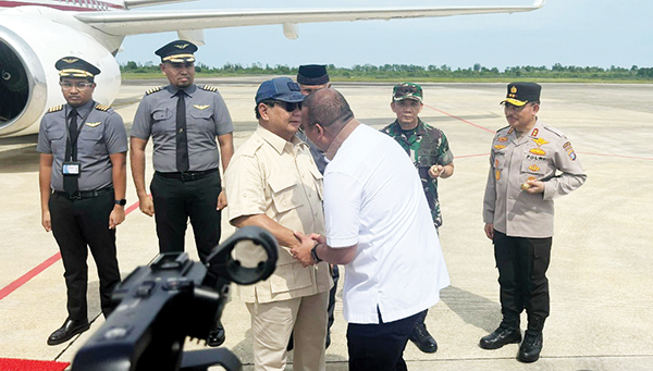 Andre Rosiade: Prabowo Berkomitmen Bangun Sumbar 1 KUNJUNGI SUMBAR— Ketua DPD Partai Gerindra Sumbar H Andre Rosiade, menyambut kedatangan Menhan RI Prabowo Subianto di Bandara Internasional Minangkabau. Presiden terpilih ini melihat langsung korban terdampak bencana banjir bandang dan lahar dingin Marapi, serta menyerahkan bantuan untuk para korban.