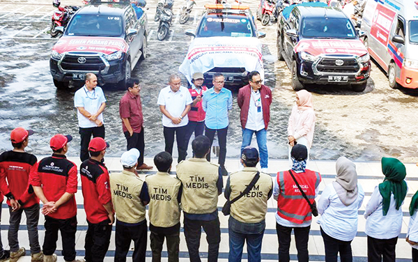 PELEPASAN TRC— Dirut PT Semen Padang Indrieffouny Indra, melepas TRC Semen Padang, tim trauma healing, dan tim medis dari SPH yang juga membawa sembako dan kebutuhan lainnya untuk para korban lahar dingin dan galodo di Agam dan Tanahdatar, Selasa (14/5) sore.