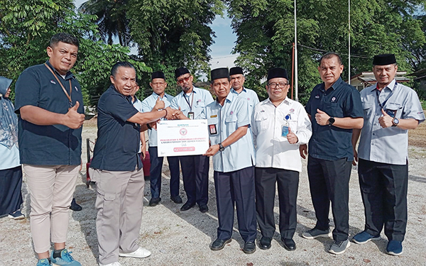 PT Semen Padang Serahkan Bantuan Perawatan dan Perbaikan Komputer SMK Semen Padang