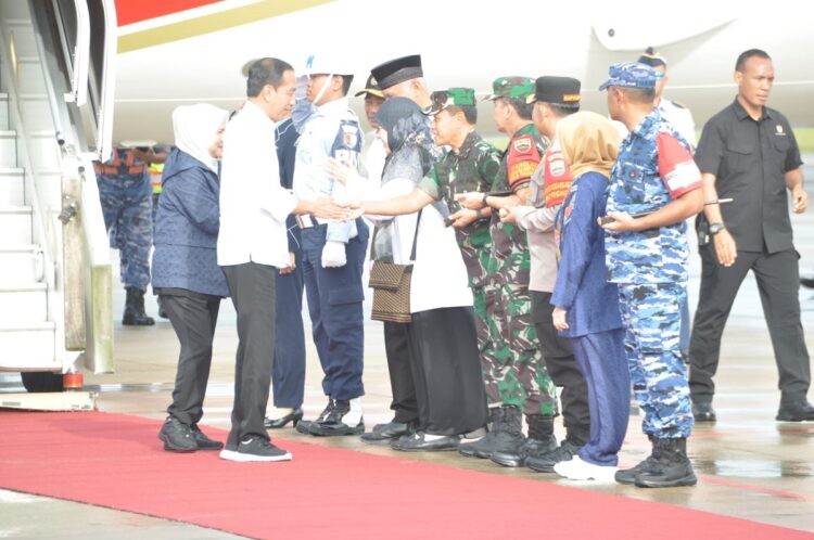 Pangkogabwilhan I Laksamana Madya TNI, Agus Hariadi, Sambut dan Dampingi RI 1 ke Lokasi Bencana 1 SAMBUT PRESIDEN RI— Panglima Komando Gabungan Wilayah Pertahanan (Pangkogabwilhan) 1 Laksamana Madya TNI, Agus Hariadi, serta sejumlah pejabat sambut kedatangan RI 1 Joko Widodo, Selasa (21/5) pagi di Bandara Internasional Minangkabau.