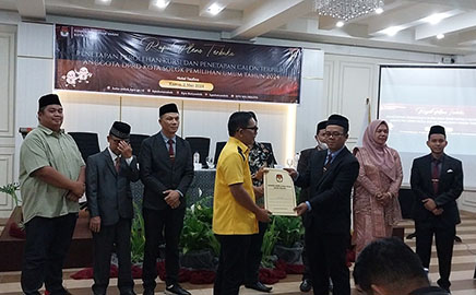 PENYERAHAN BERITA  ACARA—Penyerahan berita acara hasil penetapan Pileg 2024 kepada partai peserta pemilu oleh KPU Kota Solok.