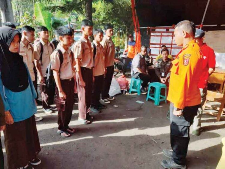 PENANGGULANGAN BENCANA— 
Kwaran Gerakan Pramuka Kecamatan Canduang, Kabupaten Agam, turun melakukan penanggulangan bencana banjir bandang yang melanda Nagari Bukik Batabuah, 
Jumat (17/5).