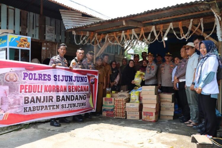 Peduli Warga Terdampak Bencana, Kapolres dan Ketua Bhayangkari Berikan Bantuan di Padang Sibusuk 1 BANTUAN—Kapolres Sijunjung bersama Bhayangkari Cabang Sijunjung memberikan bantuan kepada warga terdampak banjir bandang
di Nagari Padang Sibusuk pada beberapa waktu lalu.
