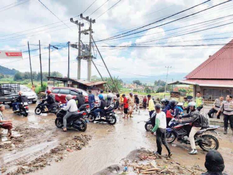PENANGANAN DAMPAK BANJIR BANDANG— Masyarakat Koto Tuo, Kecamatan IV Koto, Kabupaten Agam, bersama TNI, Polri dan unsur lainnya melakukan penanganan dampak banjir bandang, Senin (13/5).