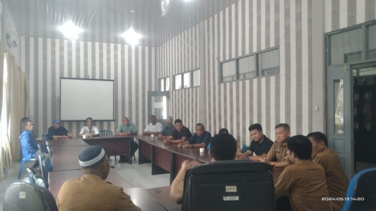 MEDIASI— Dinas Lingkungan Hidup (DLH) melakukan mediasi bersama masyarakat Air Bangis Kecamatan Sungai Beremas dan pihak PT Bakrie Pasaman Plantation (PT BPP), beberapa waktu lalu.