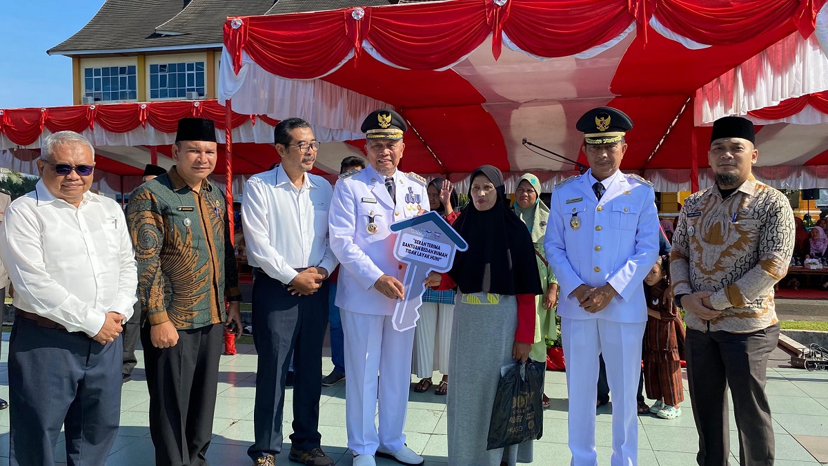 Pemkab Pasbar Serahkan Kunci Rehab Rumah Bantuan CSR Wilmar Group