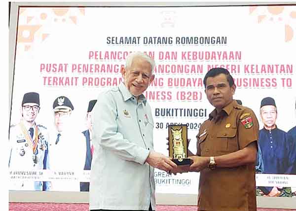 CINDERAMATA— Sekdako Bukittinggi Martias Wanto menyerahkan cinderamata kepada Pengerus Jawatankuasa Pelancong, Kebudayaan, Kesenian dan Warisan Negeri Kelatan YB Datuk Kamarudin Md Nor, Kamis (2/5).