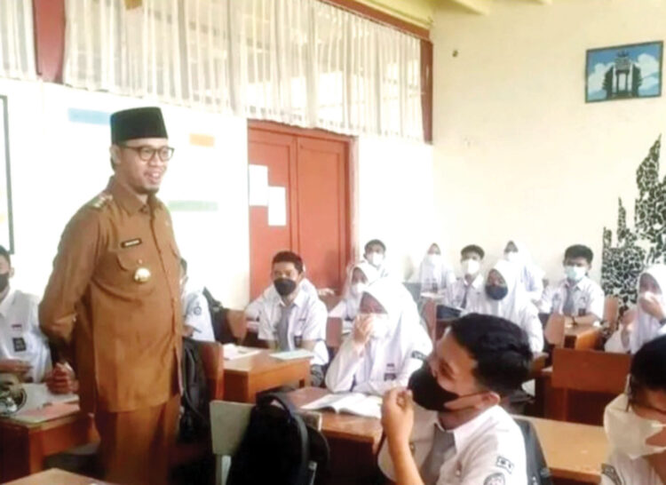 Bayarkan Iuran Komite Pelajar SLTA Tahun 2024, Pemko Bukittinggi Gelontorkan Dana Rp 9,5 Miliar 1 PENINJAUAN— Walikota Bukttinggi saat melakukan peninjauan di salah satu SLTA di Kota Bukittinggi. Tahun 2024 ini, Pemko Bukittinggi menggelontorkan dana Rp 9,5 miliar untuk membantu iuran komite pelajar SLTA baik Negeri maupun Swasta.