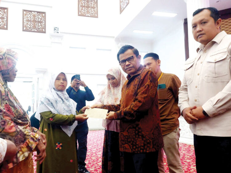 Pemko Bukittinggi Salurkan PKH Murni Tahap 3 untuk 602 KPM 1 PENYERAHAN BANSOS— Sekda Martias Wanto menyerahkan secara simbolis bansos PKH Murni tahap 3 triwulan II tahun 2024,
Senin (27/5).